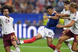 Tiền đạo Mbappé (áo xanh) trong trận Pháp thua Tây Ban Nha ở bán kết. (Ảnh: TÂN HOA XÃ)
