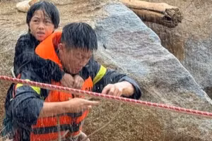 Lực lượng cứu hộ tỉnh Lai Châu đưa người dân bị cô lập tại vùng lũ đến nơi an toàn.