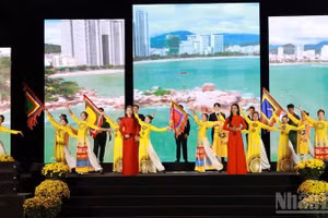 Tiết mục hát múa phụ họa "Thịnh vượng Việt Nam" trong Chương trình nghệ thuật chào năm mới tại khu vực Lâm Đồng đại ngàn.