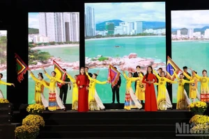 Tiết mục hát múa phụ họa "Thịnh vượng Việt Nam" trong Chương trình nghệ thuật chào năm mới tại khu vực Lâm Đồng đại ngàn.