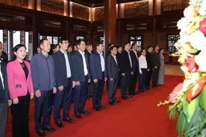 Đoàn đại biểu tỉnh Thanh Hóa dâng hoa, hương tưởng niệm các Bà mẹ Việt Nam Anh hùng và các liệt sĩ.