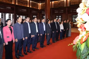 Đoàn đại biểu tỉnh Thanh Hóa dâng hoa, hương tưởng niệm các Bà mẹ Việt Nam Anh hùng và các liệt sĩ.