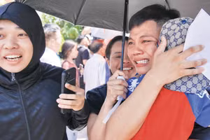 Giọt nước mắt và vòng tay của người thân trong ngày đoàn tụ của những người được đặc xá tại Trại giam Thanh Xuân, Hà Nội. (Ảnh: THẾ ĐẠI)