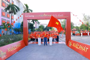 Nhân viên của Samsung Việt Nam tự hào trong áo đỏ sao vàng “Cùng Việt Nam tiến bước”.