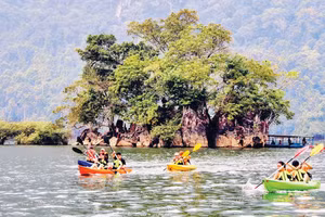 Chèo kayak trên thắng cảnh hồ Ba Bể. (Ảnh: HƯƠNG DỊU)