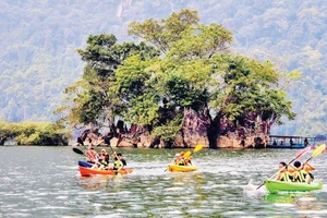 Chèo kayak trên thắng cảnh hồ Ba Bể. (Ảnh: HƯƠNG DỊU)