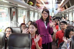 Giáo sư, Tiến sĩ Nguyễn Thị Thanh Mai, Giám đốc Đại học Quốc gia Thành phố Hồ Chí Minh, tiễn sinh viên về quê đón Tết.