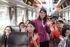 Giáo sư, Tiến sĩ Nguyễn Thị Thanh Mai, Giám đốc Đại học Quốc gia Thành phố Hồ Chí Minh, tiễn sinh viên về quê đón Tết.