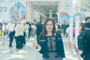 Giám đốc Bệnh viện Mắt Nam Quảng Trị, bác sĩ Bùi Thị Vân Anh trong chuyến tham dự Hội nghị phẫu thuật Thủy tinh thể và Khúc xạ châu Âu tại Vienna, Áo.