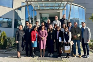 Đại sứ Phạm Thị Thu Hương cùng cán bộ Đại sứ quán Việt Nam tại Hy Lạp và đại diện doanh nghiệp Hy Lạp tham dự các hoạt động kết nối. (Ảnh: Đại sứ quán Việt Nam tại Hy Lạp)