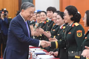 Tổng Bí thư Tô Lâm với các đại biểu tham dự cuộc gặp mặt. (Ảnh: ĐĂNG KHOA)