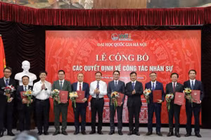 Giám đốc Đại học Quốc gia Hà Nội Bùi Thế Duy trao các quyết định bổ nhiệm, điều động và bổ nhiệm cho các nhân sự lãnh đạo, quản lý của các đơn vị thành viên. 