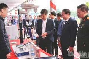 Các đại biểu tham quan mô hình chuyển đổi số. (Ảnh: THANH SƠN)