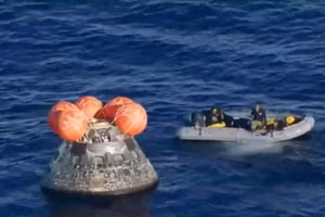 Tàu giải cứu tiếp cận khoang chở người của Artemis II, chờ đưa các phi hành gia về bờ. (Nguồn: NASA.)