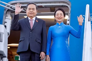 Chủ tịch Quốc hội Trần Thanh Mẫn và Phu nhân đến sân bay Ciampino, thành phố Rome, Cộng hòa Italia. (Ảnh: Doãn Tấn-TTXVN)