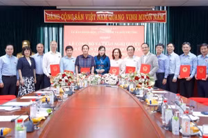 Trao Nghị quyết của Ủy ban Thường vụ Quốc hội cho các Ủy viên là đại biểu Quốc hội hoạt động chuyên trách tại Ủy ban Khoa học, Công nghệ và Môi trường. (Ảnh: TRUNG THÀNH)