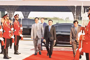 Thường trực Ban Bí thư Trần Cẩm Tú rời sân bay Techo, lên đường về nước. (Ảnh: TTXVN)