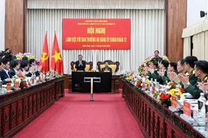 Thường trực Ban Bí thư Trần Cẩm Tú chủ trì làm việc với Ban Thường vụ Đảng ủy Quân đoàn 12.