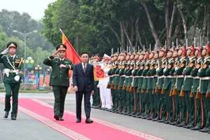 Thường trực Ban Bí thư Trần Cẩm Tú duyệt đội danh dự. (Ảnh: TTXVN)