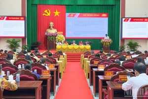 Hội thảo khoa học với chủ đề “Phát triển đội ngũ cán bộ nữ lãnh đạo, quản lý vùng đồng bằng sông Cửu Long trong thời kỳ mới” do Học viện Chính trị quốc gia Hồ Chí Minh phối hợp Tỉnh ủy Vĩnh Long tổ chức ngày 11/10/2025. (Ảnh: BÁ DŨNG)