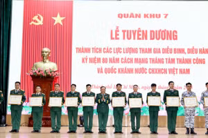 Thủ trưởng Quân khu 7 trao bằng khen cho các cá nhân, đơn vị.