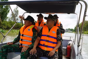 Hải quan Cửa khẩu quốc tế Dinh Bà phối hợp lực lượng Biên phòng Cửa khẩu quốc tế Dinh Bà tuần tra phòng, chống buôn lậu trên sông Sở Hạ (tiếp giáp tỉnh Prey Veng, Campuchia).