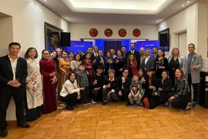 Các đại biểu tham dự buổi tiếp tân kỷ niệm 15 năm thành lập Đại sứ quán Việt Nam tại Hy Lạp. (Ảnh: Đại sứ quán Việt Nam tại Hy Lạp)