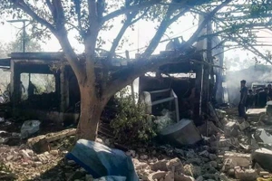 Lực lượng an ninh và người dân địa phương kiểm tra hiện trường bị hư hại sau vụ nổ tại một nhà máy sản xuất thuốc nổ ở quận Nagpur, ngày 1/3. (Ảnh: TTXVN/PTI)