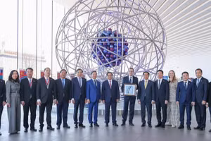 Thủ tướng Phạm Minh Chính tặng quà lưu niệm cho Bảo tàng Năng lượng Nguyên tử. (Ảnh: VGP/Nhật Bắc)