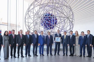 Thủ tướng Phạm Minh Chính tặng quà lưu niệm cho Bảo tàng Năng lượng Nguyên tử. (Ảnh: VGP/Nhật Bắc)