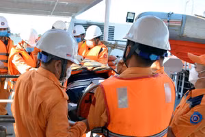 Đưa thủy thủ người nước ngoài từ tàu SAR 413 lên bờ để cấp cứu, tiếp tục chữa trị.