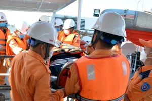 Đưa thủy thủ người nước ngoài từ tàu SAR 413 lên bờ để cấp cứu, tiếp tục chữa trị.