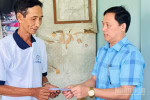 Đồng chí Trần Hoàng Khải, Chủ tịch Ủy ban nhân dân xã Vĩnh Hậu (tỉnh Cà Mau), đến thăm, tặng quà các thương binh, bệnh binh, gia đình liệt sĩ của xã.