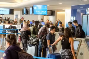 Hành khách tại sân bay quốc tế Los Angeles, Mỹ. (Ảnh: THX/TTXVN)