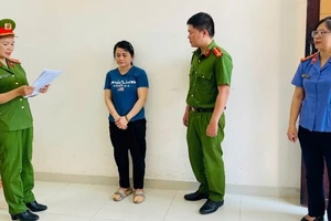 Văn phòng Cơ quan Cảnh sát điều tra phối hợp Viện Kiểm sát nhân dân tỉnh Đắk Lắk tống đạt các quyết định tố tụng đối với Nguyễn Thị Tường Vi. (Ảnh: Cơ quan Công an)