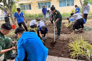 Sinh viên tình nguyện cùng Bộ đội Biên phòng, Công an tham gia xây dựng vườn ươm cây xanh tại phường Thường Lạc, tỉnh Đồng Tháp. (Ảnh: HỮU NGHĨA)