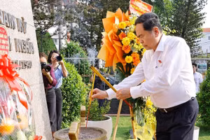 Chủ tịch Quốc hội Trần Thanh Mẫn dâng hương, dâng hoa tưởng niệm Chủ tịch Hồ Chí Minh, các Anh hùng liệt sĩ tại nơi lưu niệm sự kiện Khởi nghĩa Nam Kỳ. (Ảnh: TTXVN)