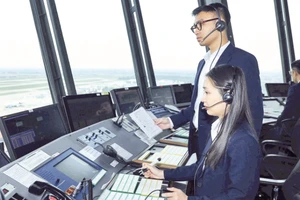 Các kiểm soát viên không lưu trực điều hành bay tại Đài Kiểm soát không lưu Nội Bài.