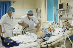 Các bác sỹ Viện Y học Biển Việt Nam thăm khám cho bệnh nhân. (Ảnh: TTXVN)