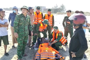 Lực lượng Biên phòng kịp thời sơ cứu và đưa ngư dân bị nạn đến cơ sở y tế.