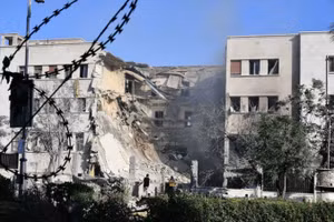 Trụ sở Tổng tư lệnh quân đội Syria ở Damascus bị phá hủy sau vụ không kích của không lực Israel, ngày 16/7/2025. (Ảnh: THX/TTXVN)