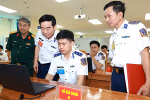 Trung tướng Bùi Quốc Oai theo dõi thí sinh thi trắc nghiệm trên máy tính.