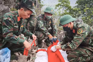 Đội tìm kiếm và quy tập hài cốt liệt sĩ cất bốc hài cốt liệt sĩ mới được phát hiện.