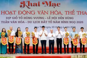 Ban Tổ chức trao cờ lưu niệm cho các đoàn tham gia các hoạt động văn hóa, thể thao phục vụ nhân dân và du khách thập phương dịp Lễ hội Đền Hùng.