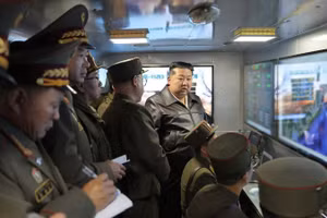 Nhà lãnh đạo Triều Tiên Kim Jong Un giám sát vụ thử tên lửa đạn đạo chiến thuật đất đối đất Hwasongpho-11 Ra., ngày 19/4/2026. (Ảnh: KCNA/TTXVN)