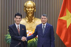 Thủ tướng Chính phủ Lê Minh Hưng và đồng chí Ri Sung Guk, Đại sứ đặc mệnh toàn quyền nước Cộng hòa Dân chủ Nhân dân Triều Tiên tại Việt Nam. (Ảnh: VGP/Nhật Bắc)