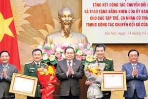 Chủ tịch Quốc hội Trần Thanh Mẫn trao Bằng khen tặng các tập thể có thành tích xuất sắc trong công tác xây dựng và phát triển Quốc hội số. (Ảnh: ĐĂNG ANH)