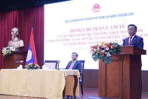 Đồng chí Trần Cẩm Tú phát biểu tại buổi gặp mặt cộng đồng người Việt Nam tại Lào. (Ảnh: DUY TOÀN)