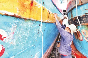 Ngư dân xã Đề Gi (tỉnh Gia Lai) đang tập trung sửa chữa tàu cá bị hư hỏng do bão số 13 để có thể sớm vươn khơi.