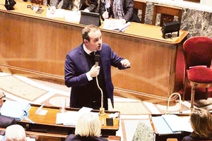 Thủ tướng Sebastien Lecornu phát biểu trước Quốc hội Pháp. (Ảnh: TÂN HOA XÃ)